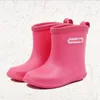 Hot Sale-Solid Comfort Rain Boots Kids Boys Girls Babies Candy Färg Toddle Söt Stövlar Vattentät 2016 Kinderen Regenlaarzen Gummi Ashion