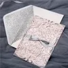 (50 części / partia) Europejski Lekki Różowy Ślubny Zaproszenie Card Laser Cut Floral Wedding Card Glittering Chrzest Engagement Zaproszenia