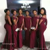 2019 Ucuz Şarap Kırmızı Nedime Elbise Düğün Töreni Kadın Off-omuz Afrika Resmi Hizmetçi Onur Kıyafeti Artı Boyutu Custom Made