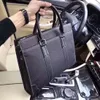 Valigette in pelle di design Borse da lavoro da uomo morbide e flessibili in pelle di mucca Lichee Custodie per laptop di lusso Multi-tasche 38 cm larghezza2558