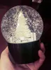 Снежный глобус с рождественской елкой внутри вагона