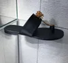 Flip Flops مسطحة الكعب المعدني زهرة في الهواء الطلق مفتوحة أصابع الصنادل الناعمة الوحيدة السود