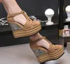 Nieuwe aankomst vrouwen zomer peep tenen platform wedge sandalen gemengde kleuren gesp hoge hakken ontwerper outdoor vrouwen sandalen