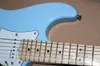 Guitarra elétrica Sky Blue por atacado de fábrica com pickguard branco, captadores SSS, braço de bordo, pode ser personalizado conforme solicitação