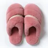 Billiga icke-märke vinterkvinnor män toffel päls flip flops sandaler inomhus hålla varma hemskor gummi platt sandaler 38-45 stil 23