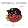Greedy Cat Emalia Pin Czarna Zwierząt Broszka Kitten Licking On Truskawry Odznaka Biżuteria Zaspokojona Wyrażenie Nie ruszaj