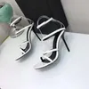 Sandálias de alta qualidade personalizadas camurça dentro de designer de luxo tira de metal tira preta patente de couro emoção bombeias de salto feminino sandálias de couro.