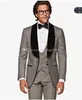 Novo Design Um Botão Gray Noivo TuxeDos Shawl Lapel Groomsmen Mens Suits Casamento / Prom / Jantar Blazer (jaqueta + calça + colete + gravata) K226