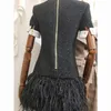 Premium New Style Toppkvalitet Original Design Kvinnors Vit Svart Hit Färg Klänning Metal Spännen Feather Hem Mini Dress