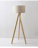 Lampadaires verticaux nordiques design créatif journal salon lampe sur pied style simple lampe d'étude lampadaire en bois sur pied 110-240V