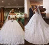 2020 Dubai Arabiska Ball Gown Bröllopsklänningar Av Skulder Full Lace Applique Pärlor Baklösa Puffy Court Tåg Plus Storlek Formella Bröllopklänningar