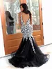 Vit Lace Black Tulle Dresses Evening Wear Lång 2020 Sexig Deep V Open Back V-Neck Prom Dress Mermaid Party Formella klänningar Vestidos de Festia