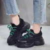 Vente chaude-nouvelles baskets pour femmes hauteur respirante à lacets chaussures légères noires pour femmes