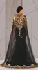 2019 Billiga Arabiska Formella Pagant Evening Klänningar Med Cloak Gold Lace Plus Size Black Sequined Vestidos de Novia Prom Casp