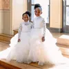 Prinsessan långärmad spets blomma flicka klänningar för bröllop Juvel Neck Tier Ruffles Beaded Long Sleeves Kids Toddler First Communion Dress