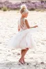 Vestidos Hot Sale curtas tule casamento de praia Flor Meninas com Lace Applique Sheer Voltar Comunhão Partido Princesa Vestidos de aniversário