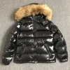 męski czarny płaszcz zimowy z futrem