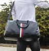 Ganze Fabrik Männer Umhängetaschen Outdoor-Sport Fitness Freizeit Leder Reisetasche schwarz Joker gestreifte Handtasche Straße Trend con247h