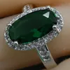 anillo de plata con piedra verde.