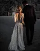 Glitzernde 2020 Sexy Brautkleider mit tiefem V-Ausschnitt, Pailletten und Perlen, Boho-Illusion-Brautkleid, rückenfrei, langärmelig, Strandhochzeitskleid, 189 m
