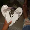 Kapcie Letnie Klapki 2021 Cute Shiny Diamond Bow Kobiety Casual Płaskie Buty Outsize Beach Nosić Rhinestone Damskie Sandały 36-40