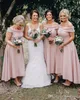 Ny ankel längd rosa brudtärna klänningar elegant av axlar hög låga chiffon ärmlös piga av ära kappor skräddarsydda