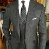 Abiti scozzesi da uomo grigio scuro Abiti stile britannico Slim Notch Risvolto Smoking da sposo Smoking da sposa per uomo Abito da ballo formale (giacca + pantaloni + gilet)