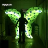 Parada Performance oświetlenie nadmuchiwane skrzydła motyla kostium 2M atrakcyjny zielony chodzenie po skrzydłach do scenicznego pokazu