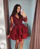 Seksowny Krótki Mini Dark Red Burgundii Koktajl Suknie V Neck Lace Aplikacja Zroszony Długie Rękawy Wielopięciowe Ruffles Homecoming Dress Party Prom Suknie