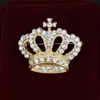 Bedövning Clear Diamante Cross and Crown Brosch Fine Present Kristaller Smycken Pin Mode Kvinnor Klänning Broaches Lyxig Elegant Design
