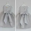 Échantillon Blanc avec Ceinture Bleu Royal Pas Cher Tulle Robes De Fille De Fleur 2019 Princesse Une Ligne Sans Manches Enfants Toddler Première Robe De Communion