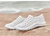 Vendita calda-2018 Nuova coppia Scarpe buche in estate Joker Tempo libero Sandali di moda Produttori Vendita di scarpe da spiaggia Surfing Scarpe Aqua Aqua