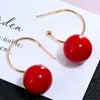 Vente en gros de nouvelles boucles d'oreilles à boucles de perles exagérées de mode européenne et américaine Personnalité Boucles d'oreilles à pendentif cerise en forme de C