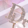 Diseñador muchachas de las mujeres Carta broche de perlas de lujo del Rhinestone de la broche de joyería juego Pin de la solapa famoso regalo para el amor