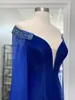 Mevrouw Mrs Lady Pageant Jurk 2020 Royal Blue Velvet Elegant Red Carpet Couture-jurken met Chiffon Cape Bead-Work Shoulder off the Shoulder