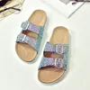 Hot Sale-des Double Buckle Clogs Kvinnor Slip på Flip Flops Flats Sko