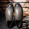 2019 Designer de luxo homens formais sapatos de couro genuíno clássico sapatos Brogue Flats Oxfords para o escritório de casamento