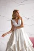 2020 Eva Lendel Bröllopsklänningar En linje Satin V Neck Tiered Ruffles Bridal Gowns Beach Sweep Train Backless Wedding Dress Robes de Mariée