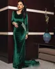 ASO EBI Emerald Green Eventing Formalne sukienki z koralikami Frezowanie V-Neck z długim rękawem Velvet Mermaid Arabski Prom Suknie