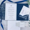 Wunderschöne marineblaue, lasergeschnittene Hochzeitseinladungen mit Rosen im Taschenformat, mit Bauchband und RSVP-Karte zum Drucken8179314