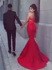 Sexig Fake Två Pieces Mermaid Prom Klänningar Ny 2022 Sweetheart Tight Red Satin Aftonklänningar Arabisk Charmig Trumpet Engagement Dress