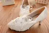 Witte Mary Jane Lace Pearls Trouwschoenen voor bruiden met lint Strappy Bruidsschoenen Low Heel Handgemaakte Appliqued Chic Ladies Performance Flats AL2497