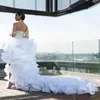 Designer Split High Low Bröllopsklänningar Off the Shoulder Organza Tiers Ruffle Beach Brudklänningar Plus Size vestido de noiva robes de mari￩e