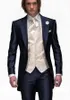 Mode Design Navy Blue Groom Tuxedos Peak Lapel One Button Groomsmen Mens Bröllop Tuxedos Utmärkt Man 3piece Suit (Jacka + Byxor + Vest + Slips)