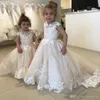 Neue elegante Blumenmädchenkleider mit Spitzenapplikationen für die Hochzeit, Knöpfe hinten, Kleinkind-Festzug-Kleider, Tüll, Sweep-Zug, Kinder-Kommunionkleid