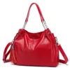 赤い色の女性のハンドバッグ