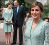 Élégant vert menthe courte mère de la mariée robes avec longue veste 2019 genou longueur dentelle grande taille mariages robes de soirée