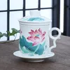 Tasse en quatre pièces de bureau en céramique de porcelaine bleue et blanche avec couvercle, y compris l'équipement de filtre, tasse de déjeuner personnelle, conférence cadeau 210409