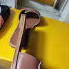 Europclassic Sandals на высоком каблуке сандалии грубые золотые буквы кожаные Люксырские замшевые женщины M Metal Pollow тапочки сексуальные