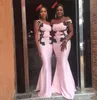 2020 Afryki Plus Size Pink Mermaid Druhna Dresses Off Shoulder Satin z czarnymi koronkowymi aplikacjami Sukienka weselna Gościnna Suknie Honor